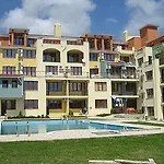 Sea Park Homes Neshkov アパートホテル 3*
