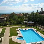 Sea Park Homes Neshkov アパートホテル 3*
